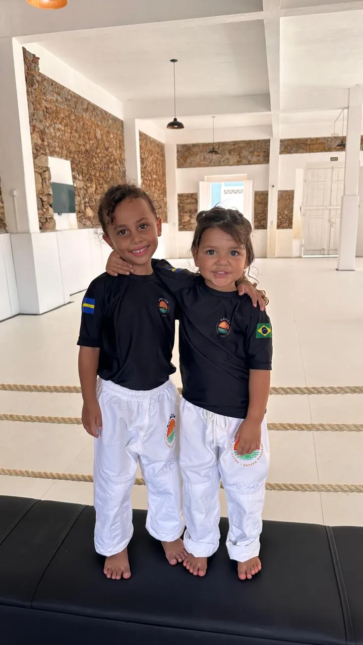 Alunos da turma infantil no tatame do Armazém em Anchieta