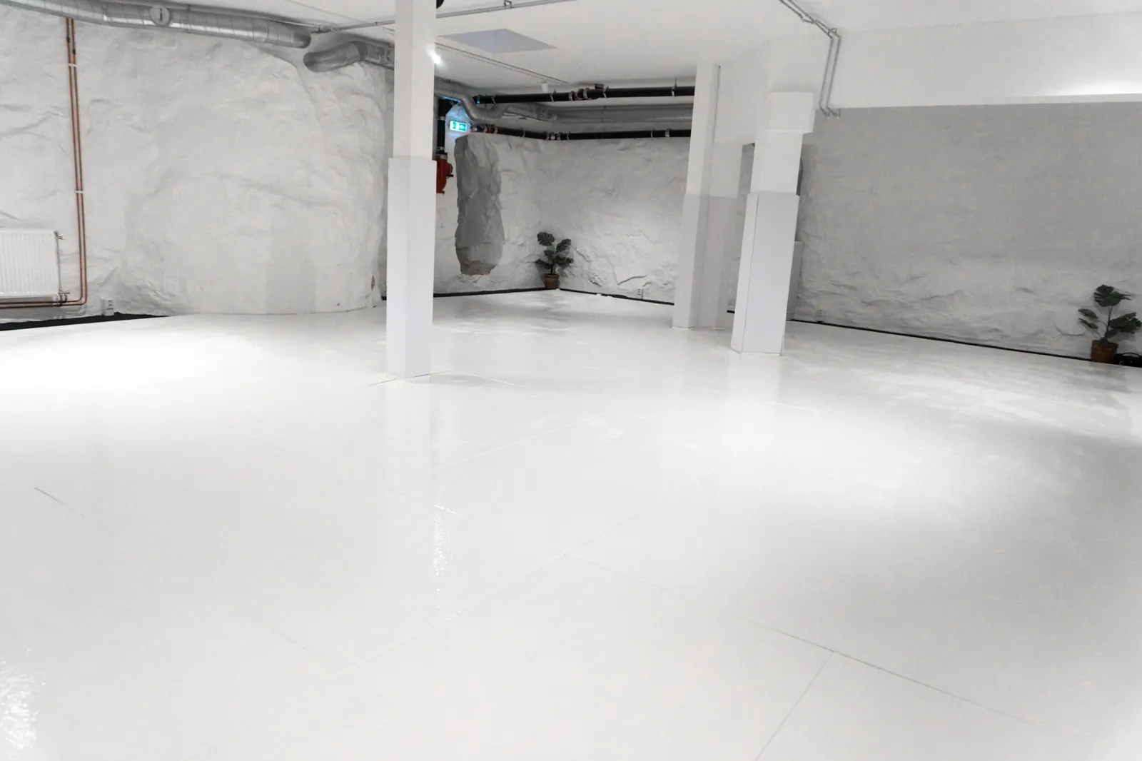 The white mat and whitewashed stone walls at Skeppargatan 4