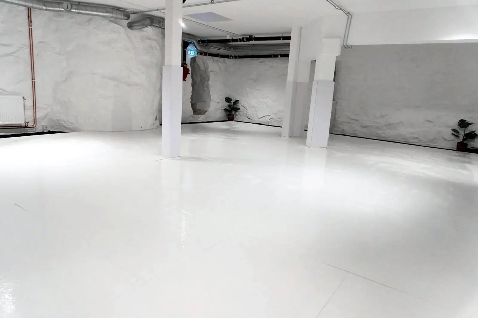 The full mat with pillars and stone wall