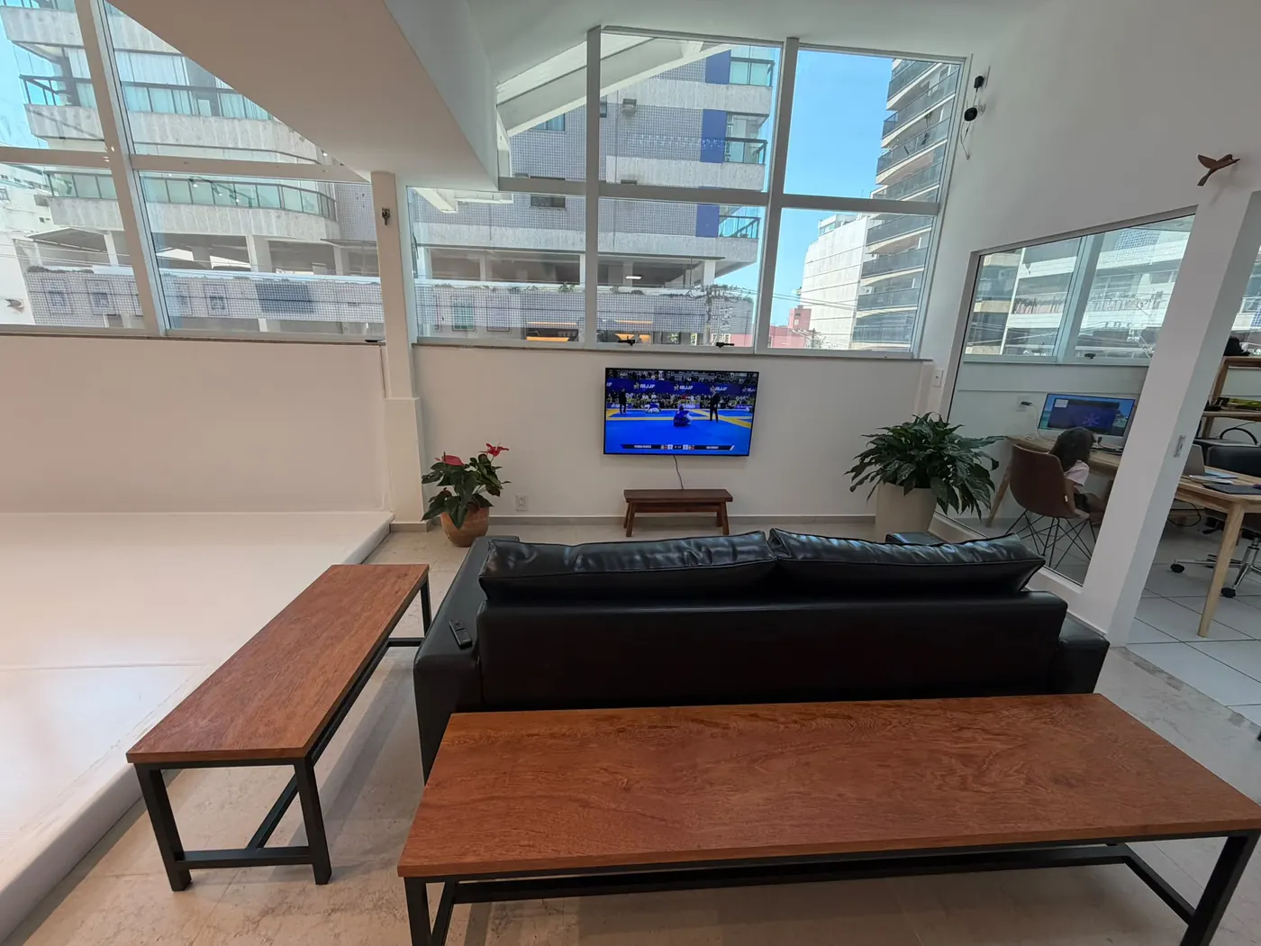 Espaço de convivência com sofá e TV