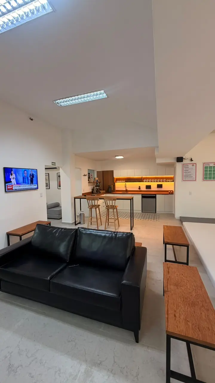 Lounge com sofá e cozinha ao fundo