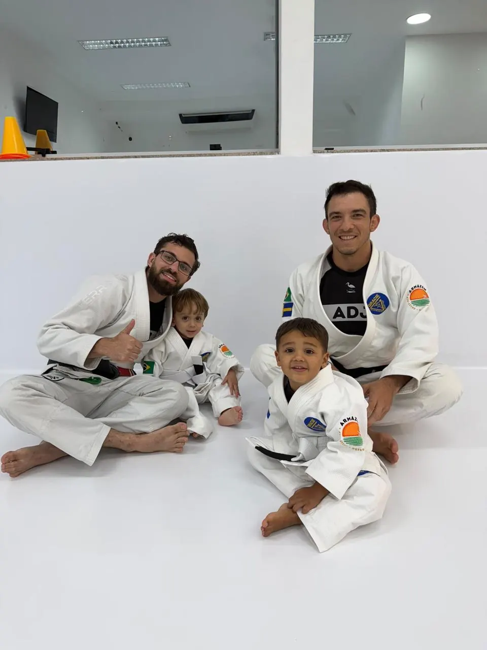 Professores e alunos da turma infantil na Praia da Costa