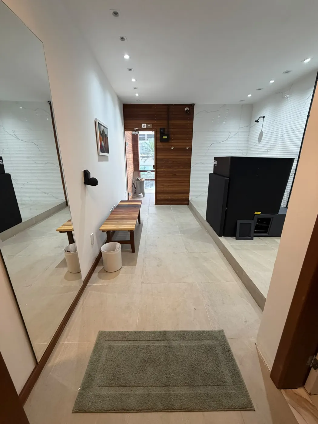 Corredor com sauna e banheira de gelo